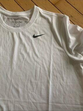 NIKE WHITE TEE LARGR